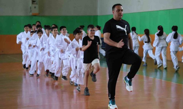 2025/05/milli-antrenor-polisten-ornek-davranis-90-cocuga-gonullu-kurs-veriyor_10.jpg