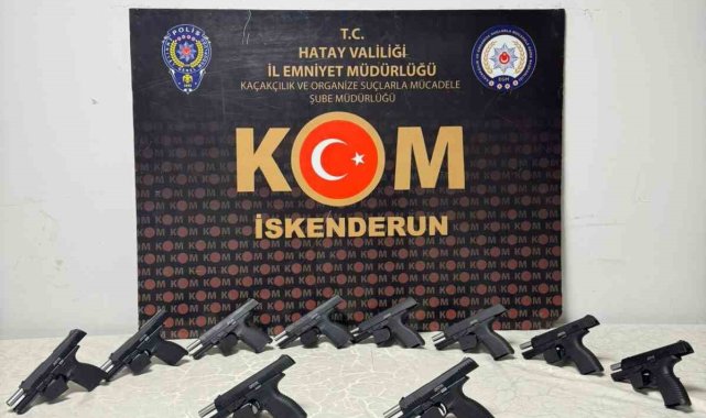2025/05/motor-kismi-basta-olmak-uzere-her-yerine-silah-saklanan-arac-polisten-kacamadi_2.jpg