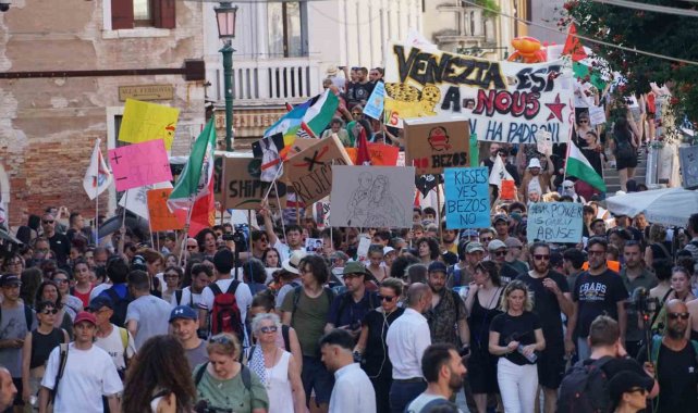 2025/06/italya39da-bezos-dugunune-protesto-quotgezegen-yaniyor-ama-sorun-degil-iste-lauren-sanchez39in-27-elbiselik-listesiquot.jpg
