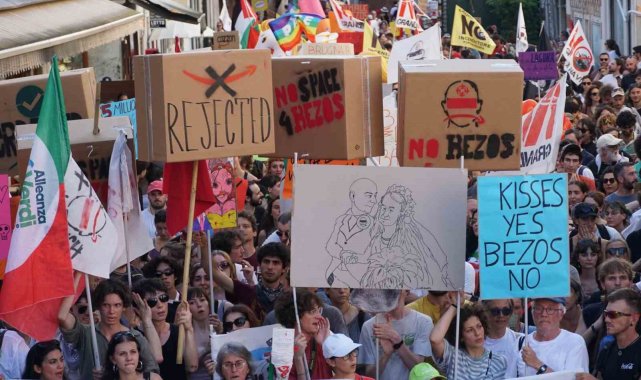 2025/06/italya39da-bezos-dugunune-protesto-quotgezegen-yaniyor-ama-sorun-degil-iste-lauren-sanchez39in-27-elbiselik-listesiquot_1.jpg