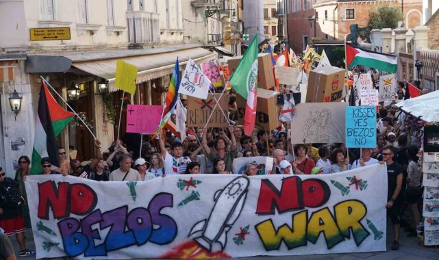 2025/06/italya39da-bezos-dugunune-protesto-quotgezegen-yaniyor-ama-sorun-degil-iste-lauren-sanchez39in-27-elbiselik-listesiquot_2.jpg