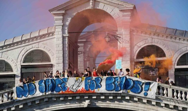 2025/06/italya39da-bezos-dugunune-protesto-quotgezegen-yaniyor-ama-sorun-degil-iste-lauren-sanchez39in-27-elbiselik-listesiquot_3.jpg