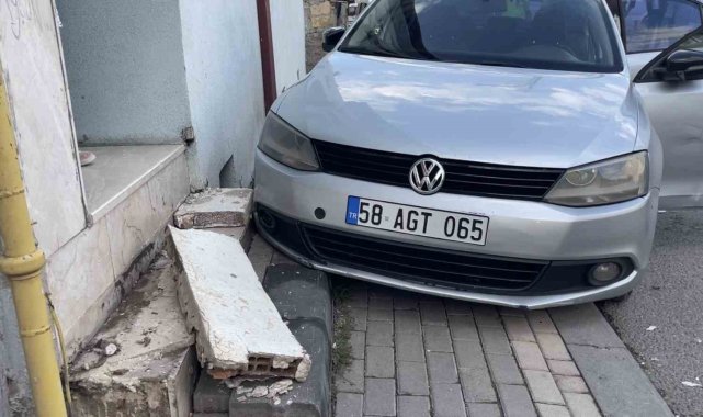 2025/09/sivas39ta-polisten-kacan-otomobil-apartmana-carpti-bina-sakinleri-deprem-oluyor-zannetti_4.jpg