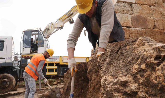 2026/05/unesco-dunya-mirasi-gecici-listesi39nde-yer-alan-zerzevan-kalesi39nde-restorasyon-calismalari-devam-ediyor_4.jpg