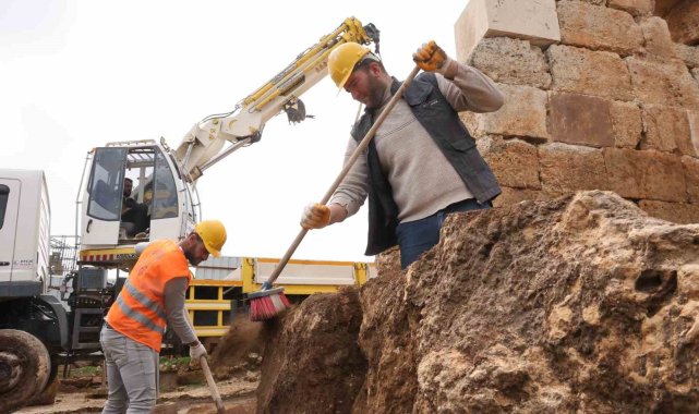 2026/05/unesco-dunya-mirasi-gecici-listesi39nde-yer-alan-zerzevan-kalesi39nde-restorasyon-calismalari-devam-ediyor_6.jpg