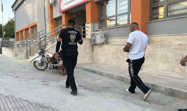 2026/09/polisten-kacip-ehliyet-sinavina-girdi-polis-sinav-merkezi-kapisinda-surucuyu-bekledi_3.jpg