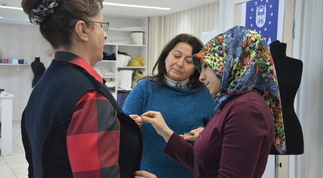 BUSMEK Modaevi Yabancıları Da Giydiriyor