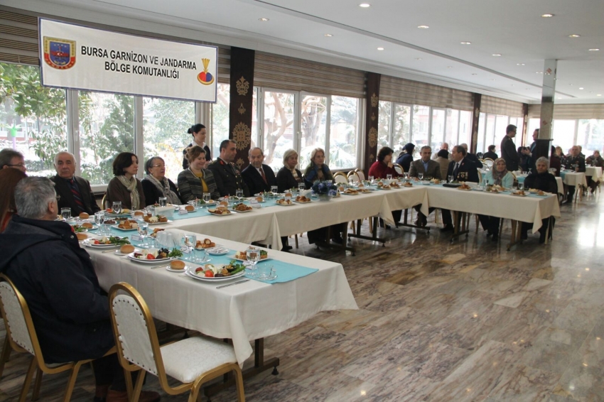 Şehit yakınları ve gaziler, Bursa garnizon komutanıyla bir araya geldi