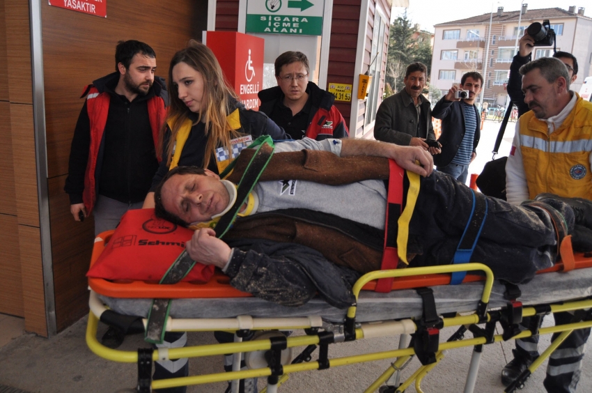 Fabrika işçisinin üzerinden kepçe geçti
