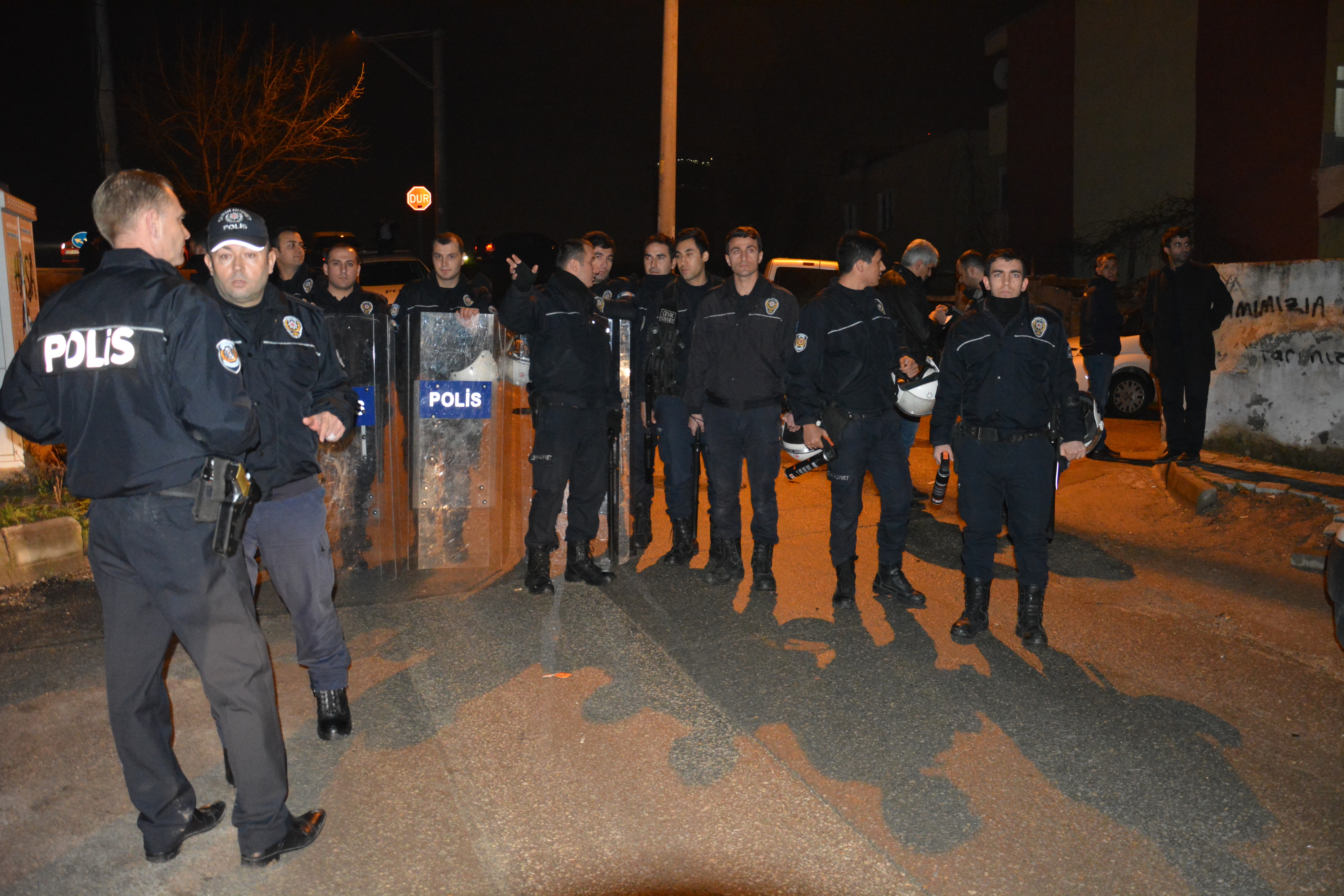 Bursa’da uyuşturucu baskını! 100 kişilik gruba polis müdahale etti!