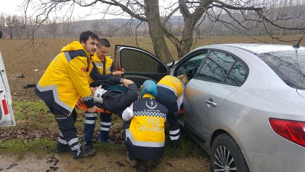 Bursa’da otomobil ağaca girdi! 2 yaralı