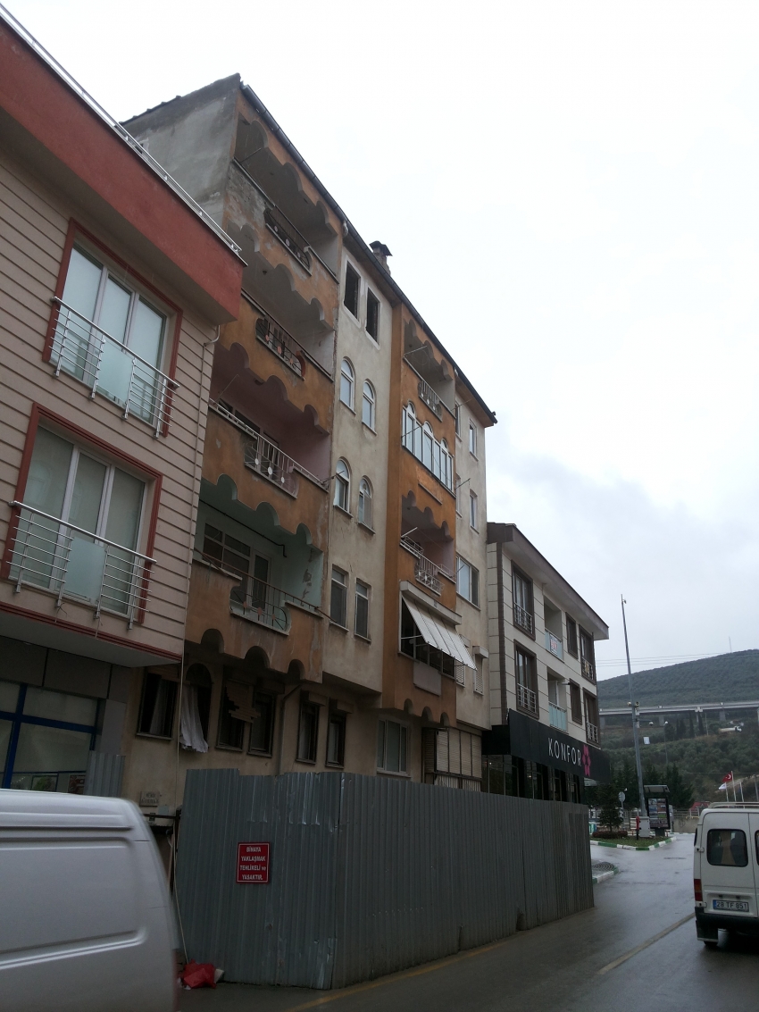Bursa’da tehlike saçan apartman yıkılamıyor