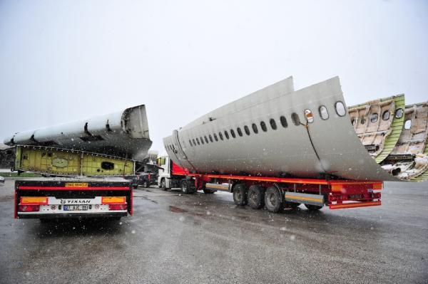 Bursa’da TIR’ın üzerindeki uçak görenleri şaşkına çevirdi