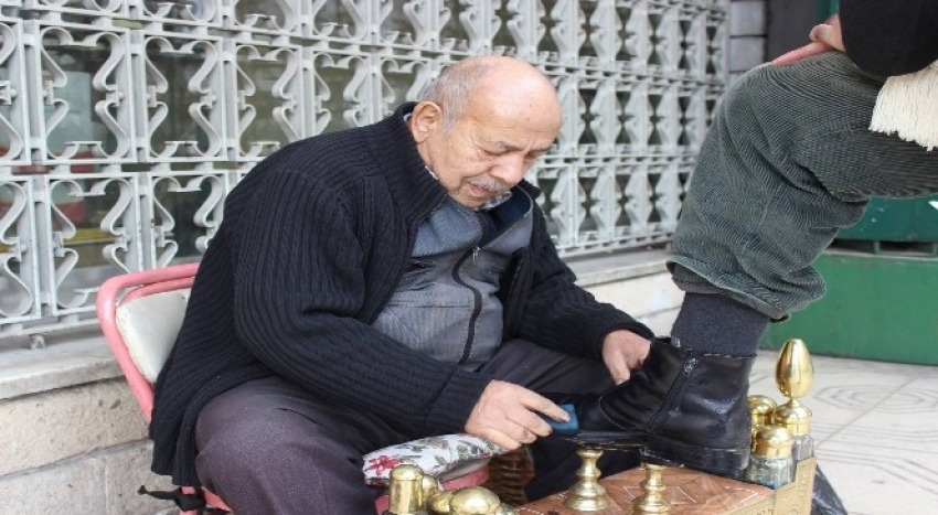 58 yıldır Bursa’da aynı yerde ayakkabı boyuyor