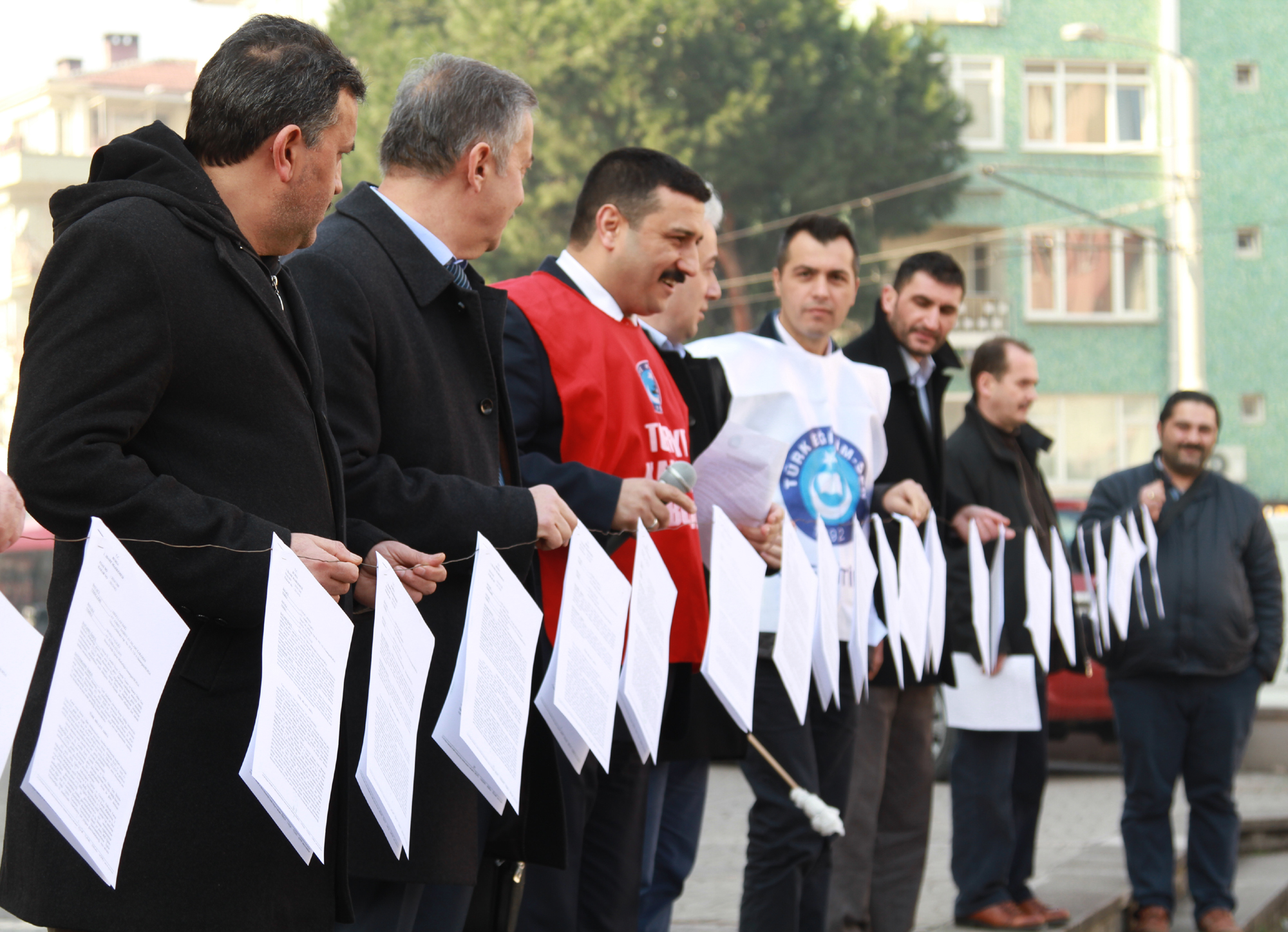 Bursa’da mahkeme kararlarını ateşe verdiler!