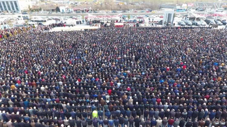 Onbinler uğurladı
