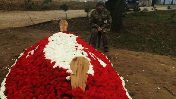 Şehit oğlunu bırakmıyor