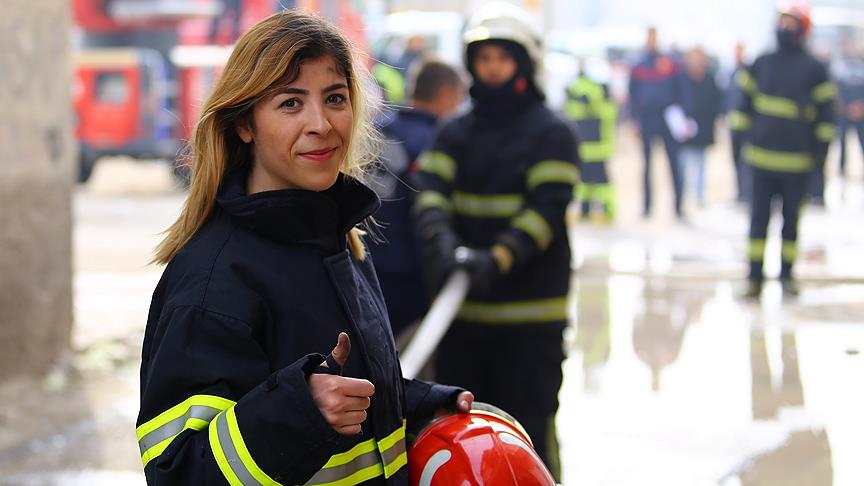 Kadın itfaiyeci hemcinslerine örnek oluyor