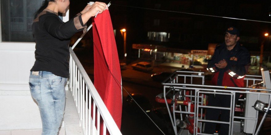 Yangın merdiveninde evlenme teklifi