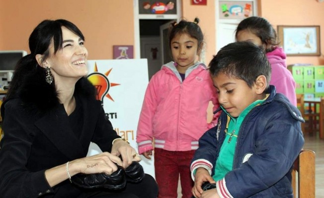 AK Kadınlar çocukların yüzünü güldürüyor