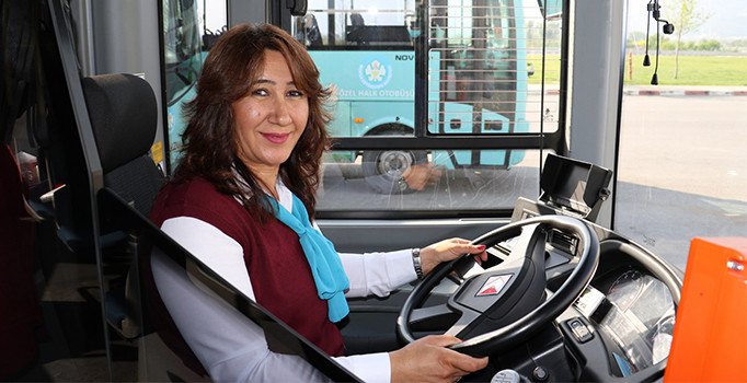 Fenalaşan yolcuyu kadın sürücü kurtardı