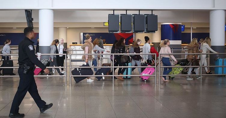 Unutkan yolcular yüz binlerce dolarlık bozuk para bıraktı