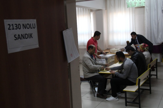 Halk oylaması başladı