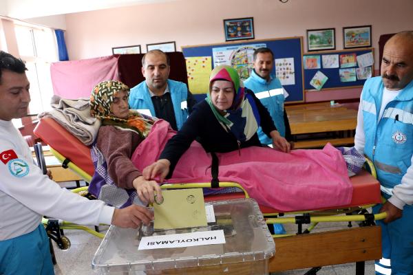 Sandık başına sedye ile getirildi
