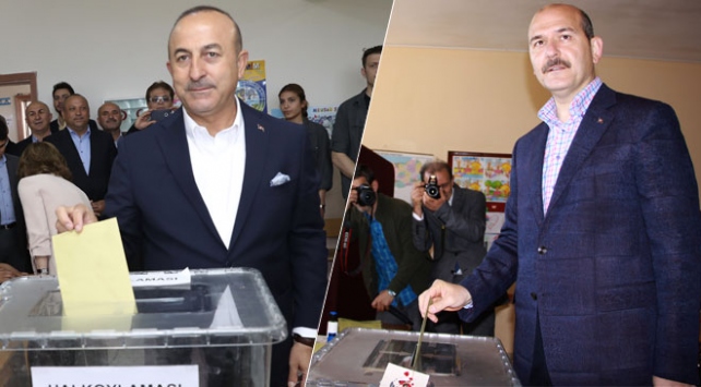 Siyasiler oylarını kullanmaya başladı