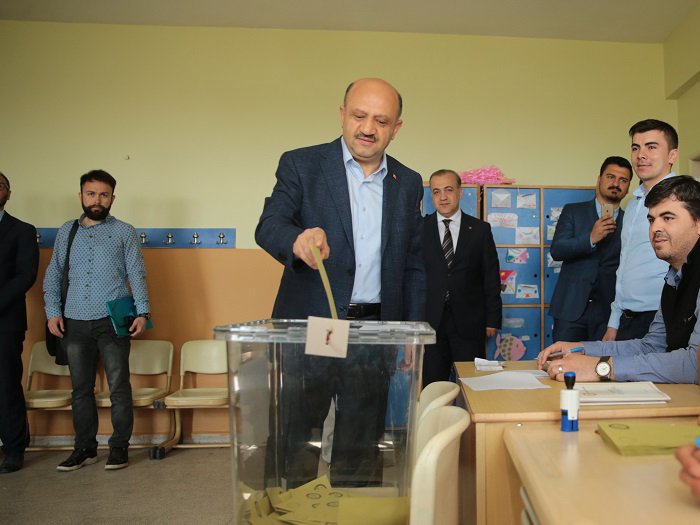 Milli Savunma Bakanı Fikri Işık oyunu kullandı