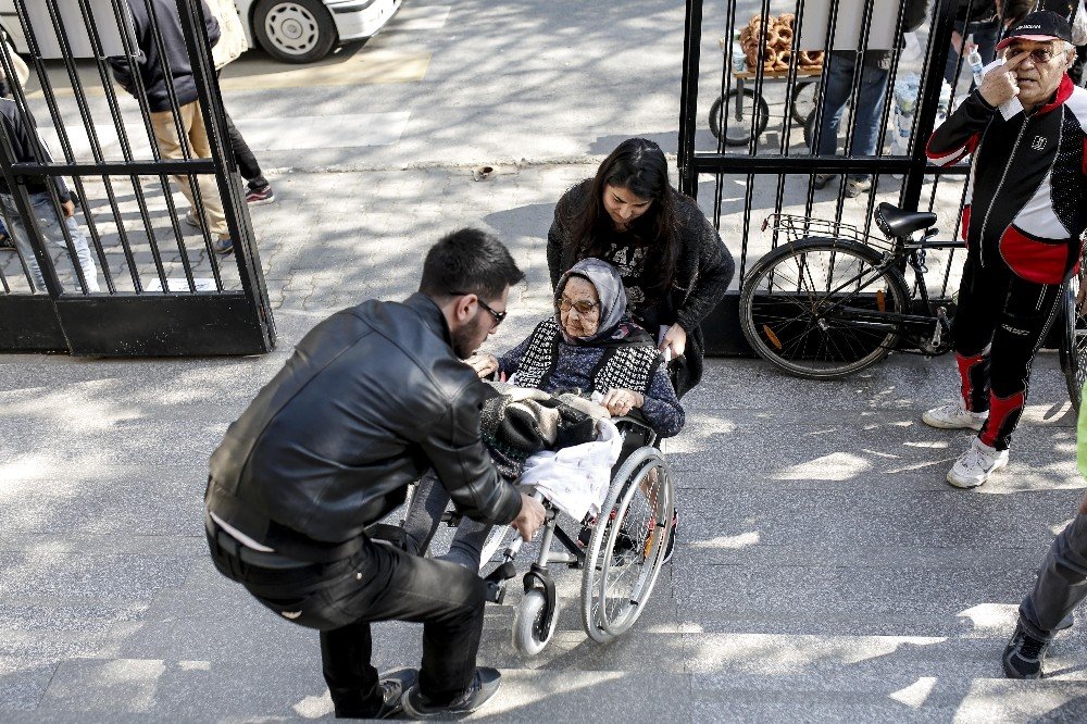 98 yaşındaki Hayriye nine oyunu kullanarak örnek oldu