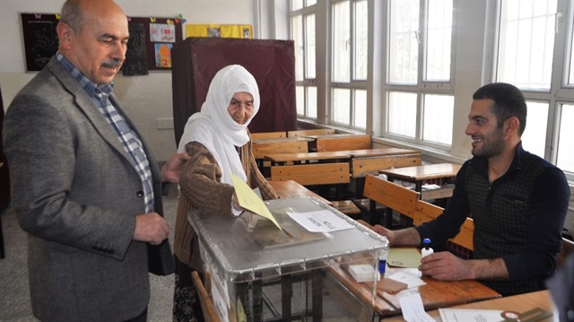 100 yaşında vatandaşlık görevini yapmaya gitti