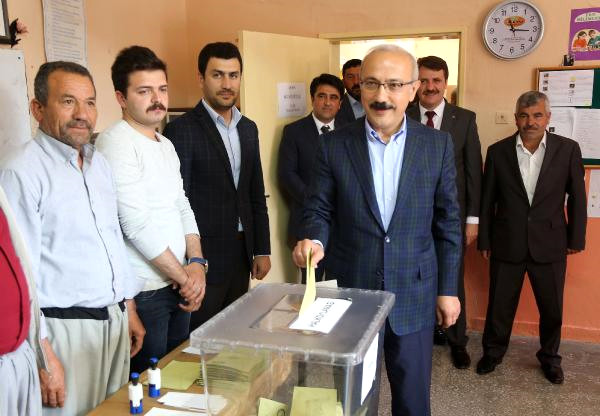 Bakan Elvan köy okulunda oy kullandı