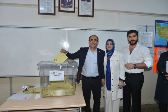 Yıldırım Belediye Başkanı Edebali oyunu kullandı