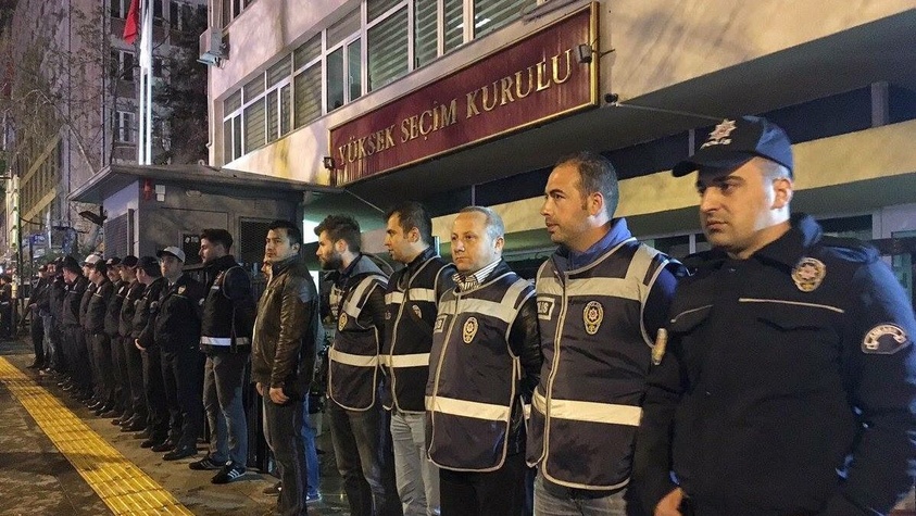 YSK önünde yoğun güvenlik önlemi