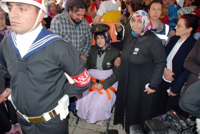 Şehit eşini üniformasıyla uğurladı