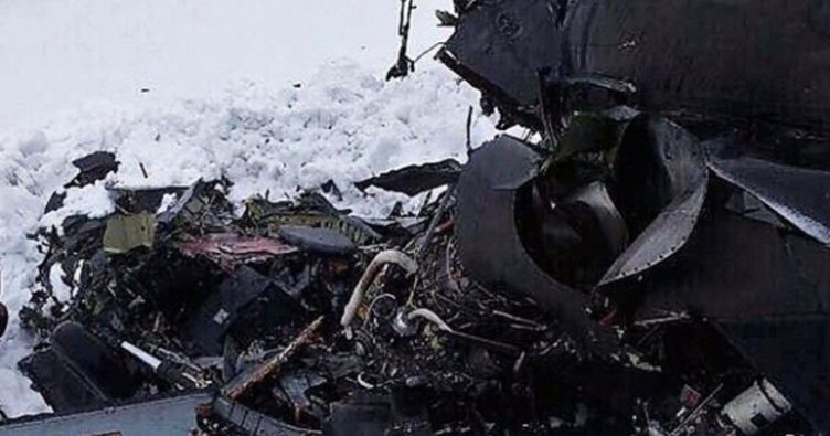 Düşen helikopterin enkazı kaldırılıyor