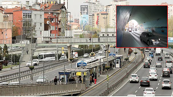 Metrobüsten inen genç kız büyük şok yaşadı!