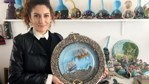 Kadınlar atık malzemeler süs eşyası yapıyor
