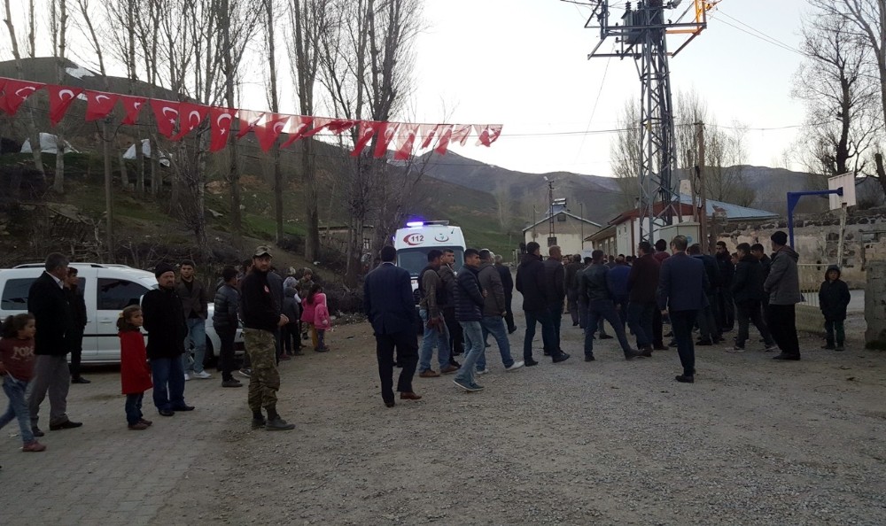 Şehidin köyü bayraklarla donatıldı