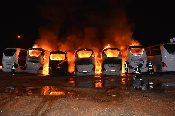 Cayır Cayır Yanan 6 Otobüs, Küle Döndü