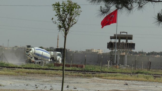 Sınırda güvenlik kuleleri yükseliyor