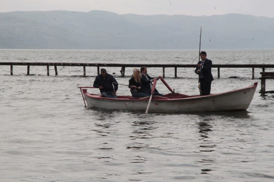 Bursa İznik|te turizmci balık avlıyor