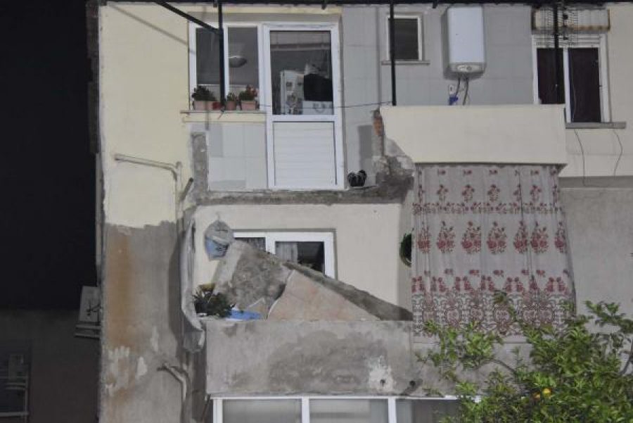 Yemek yerken üst kat balkonu üzerlerine çöktü: 3 yaralı