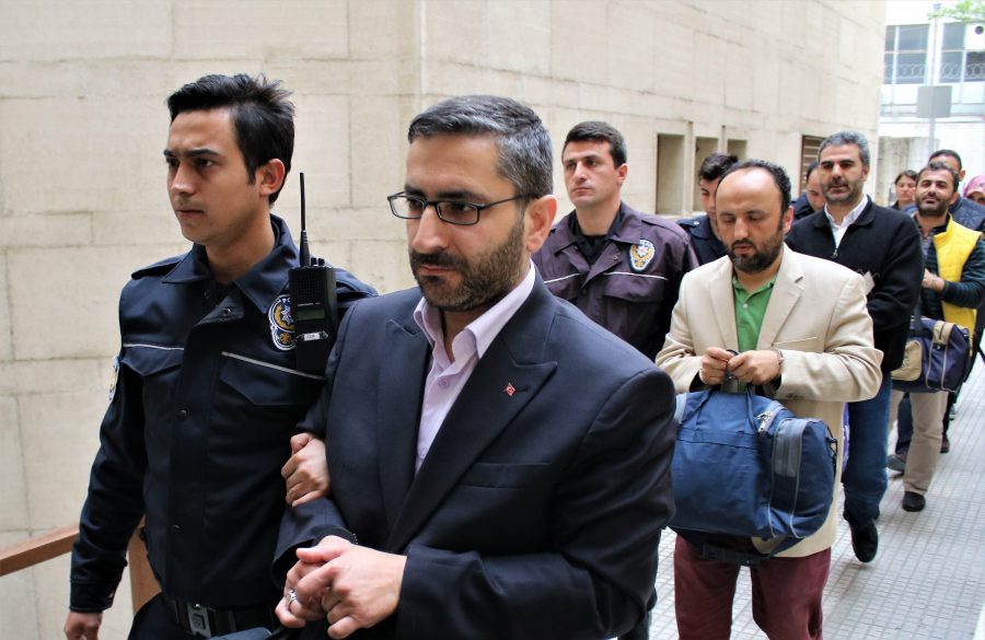 Toplantı yaparken gözaltına alındılar