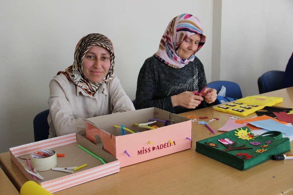 Meslek kurslarıyla hayatlarını şekillendiriyorlar