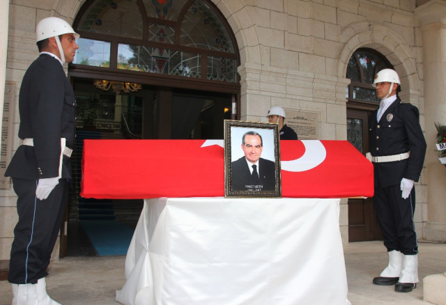 Emekli vali devlet töreniyle uğurlandı