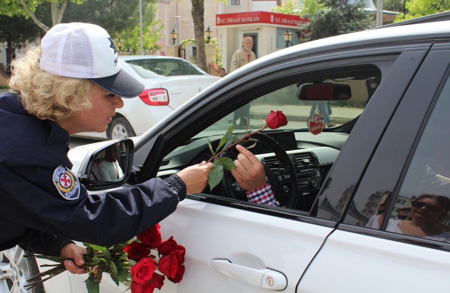 Trafik polisleri sürücülere gül dağıttı