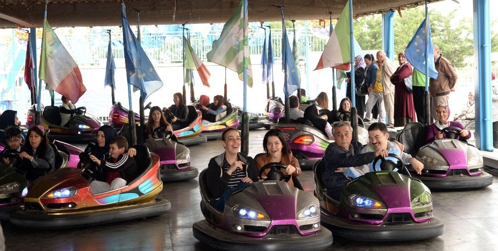 Engelliler lunaparkta eğlendi