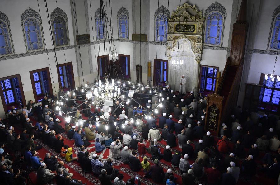 Görmez sabah namazını kıldırdı